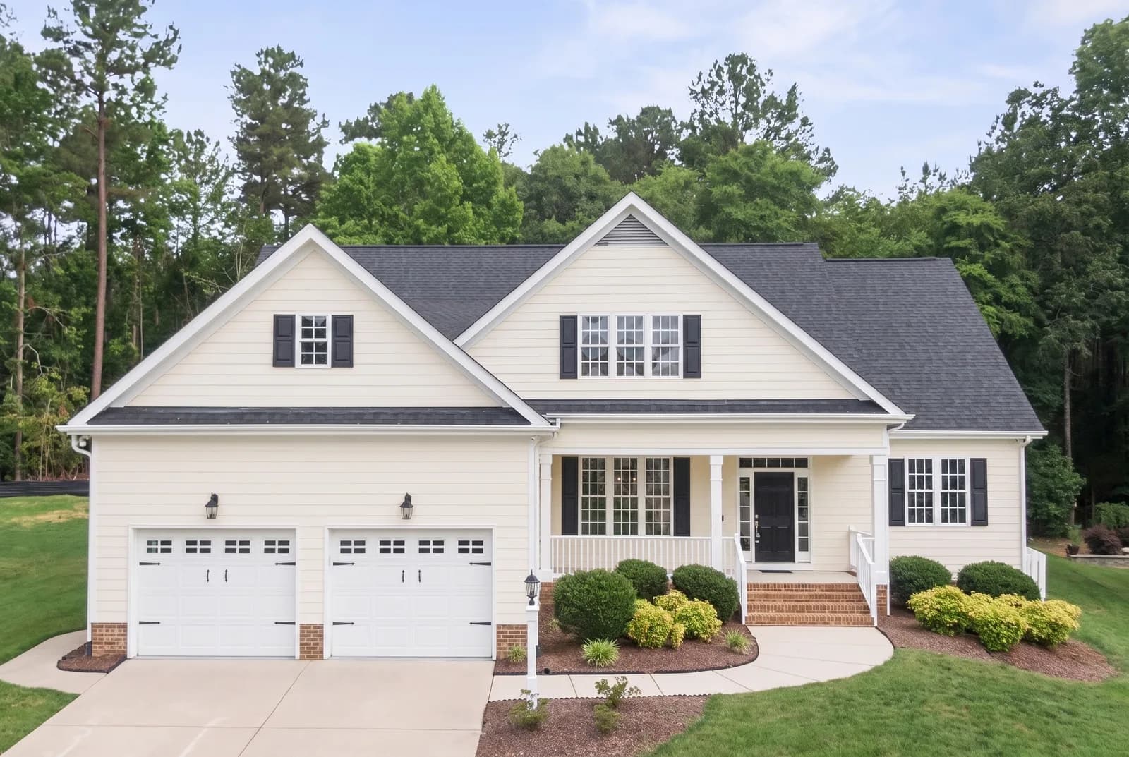 House siding rendered in Sherwin-Williams Alabaster SW 7008, roof, shutters and white trim unchanged